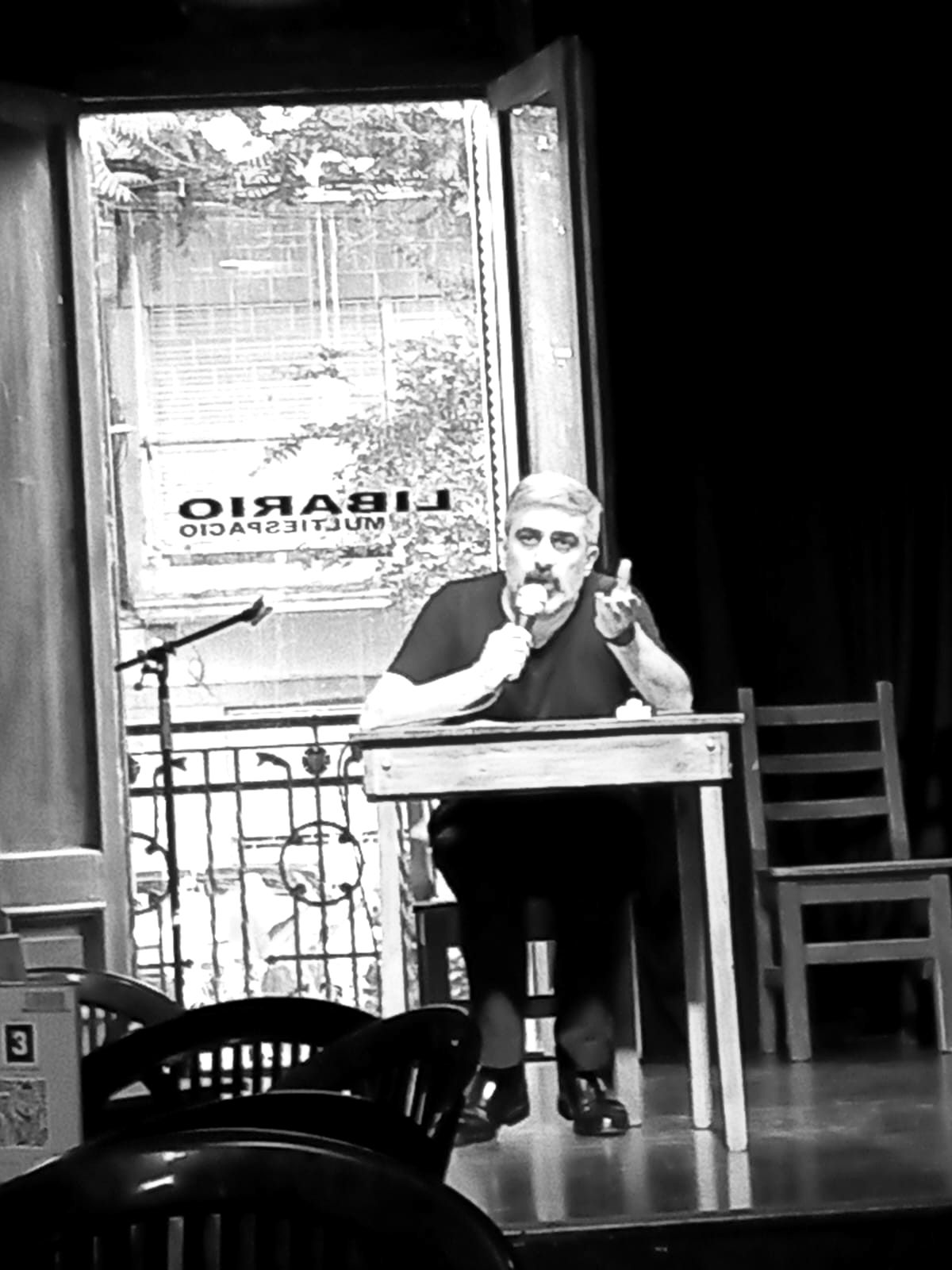 Fernando Gallego dando una charla en el escenario de Libario