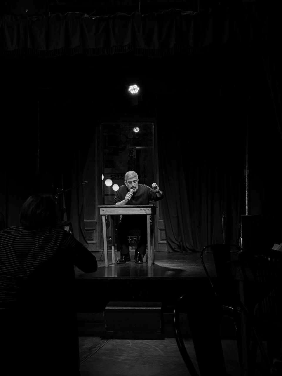 Fernando Gallego leyendo en el escenario de Libario